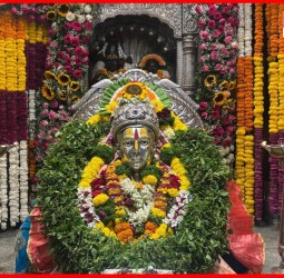 विजया एकादशीनिमित्त आळंदीमध्ये संत ज्ञानेश्वर माऊलींच्या समाधी मंदिराची मनोहारी सजावट