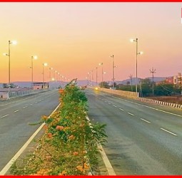 पथदिव्यांनी उजळला पुणे-पंढरपूर पालखी महामार्गावरील उड्डाणपूल