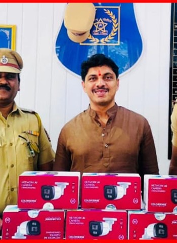 महापौर रवी लांडगे यांच्याकडून भोसरी पोलिस स्टेशनला २० सीसीटीव्ही कॅमेरे भेट