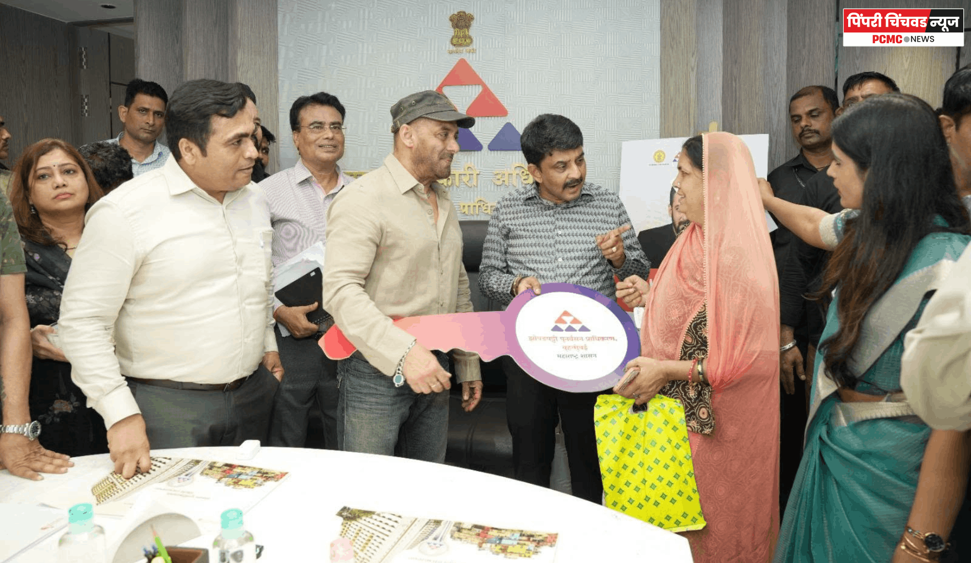 अभिनेते सलमान खान यांची झोपडपट्टी पुनर्वसन प्राधिकरण कार्यालयास सदिच्छा भेट