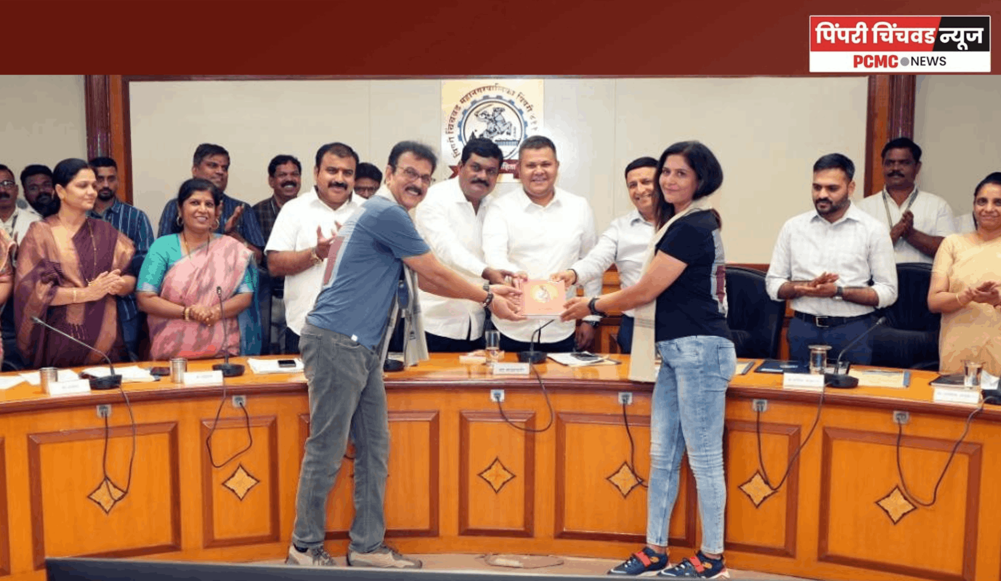 'आयर्नमॅन' क्रिडा स्पर्धा विजेत्या थेरगावच्या कपूर दांपत्याचा स्थायी समिती सभापती अभिषेक बारणे यांच्या हस्ते गौरव