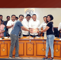 'आयर्नमॅन' क्रिडा स्पर्धा विजेत्या थेरगावच्या कपूर दांपत्याचा स्थायी समिती सभापती अभिषेक बारणे यांच्या हस्ते गौरव