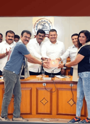 'आयर्नमॅन' क्रिडा स्पर्धा विजेत्या थेरगावच्या कपूर दांपत्याचा स्थायी समिती सभापती अभिषेक बारणे यांच्या हस्ते गौरव