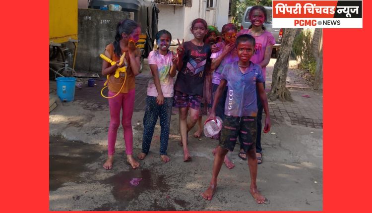 परस्परांवर रंगांची उधळण करुन शहरात धुलिवंदन साजरे