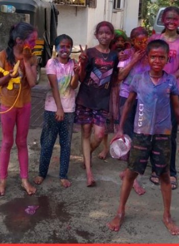 परस्परांवर रंगांची उधळण करुन शहरात धुलिवंदन साजरे