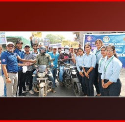 महाविद्यालयीन विद्यार्थ्यांनी केली परंदवाडी गावात रस्ते सुरक्षा जनजागृती