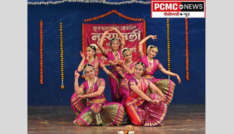 'नृत्यंजली'मध्ये  विद्यार्थिनींचे  भरतनाट्यम नृत्याचे उत्कृष्ट सादरीकरण