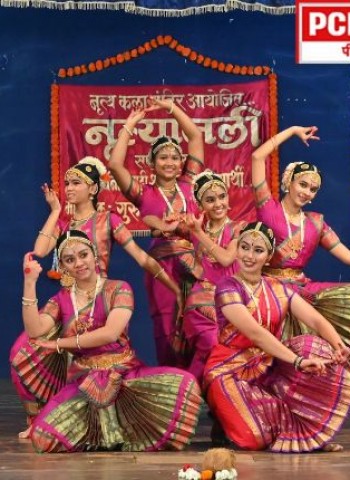 'नृत्यंजली'मध्ये  विद्यार्थिनींचे  भरतनाट्यम नृत्याचे उत्कृष्ट सादरीकरण