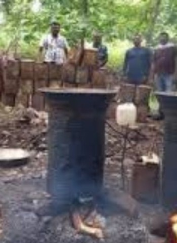 हातभट्टीच्या दारुचे रसायन बाळगणाऱ्या युवतीवर गुन्हा