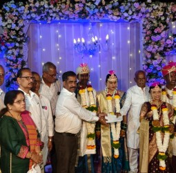 निराधार अंध मुलींच्या विवाह सोहळ्यात वुई टुगेदर फाउंडेशनची 'आहेर'रुपी मदत