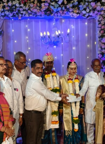 निराधार अंध मुलींच्या विवाह सोहळ्यात वुई टुगेदर फाउंडेशनची 'आहेर'रुपी मदत