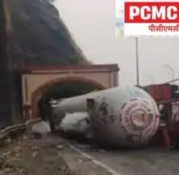 मुंबई-पुणे द्रुतगती महामार्गावर गॅस टँकर पलटी, वाहतूक पर्यायी मार्गाने वळवली