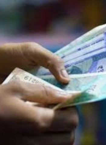 बळजबरीने युवकाचे ८ हजार रुपये लंपास